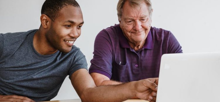 ÉTUDIANTS EN RECHERCHE DE BONS PLANS ? jeune donnant des leçons d'informatique contre logement