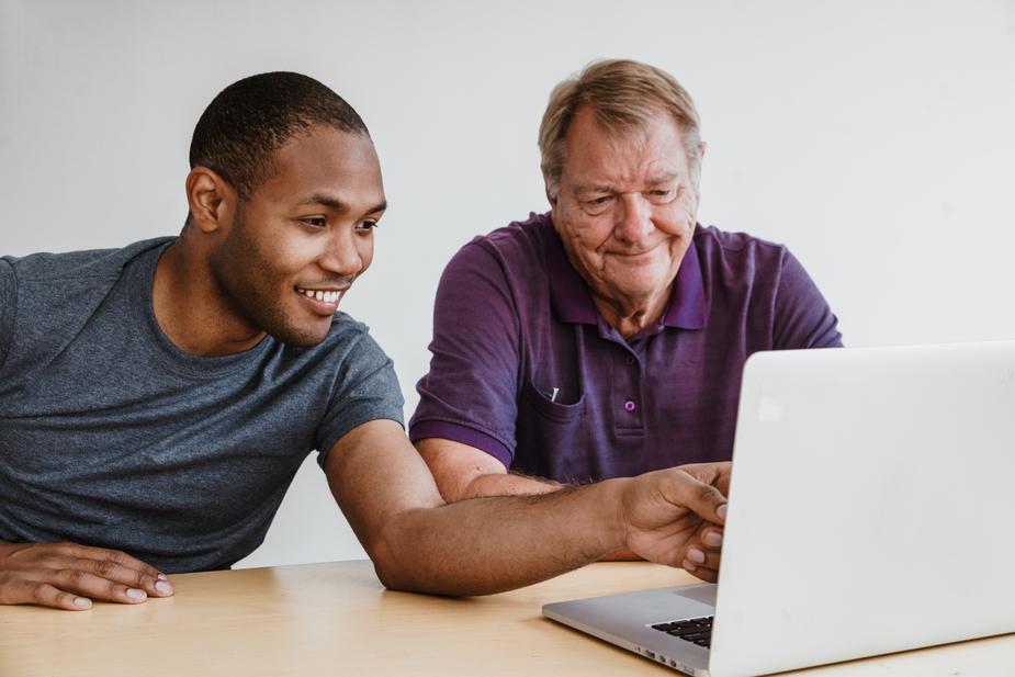 jeune donnant des leçons d'informatique contre logement