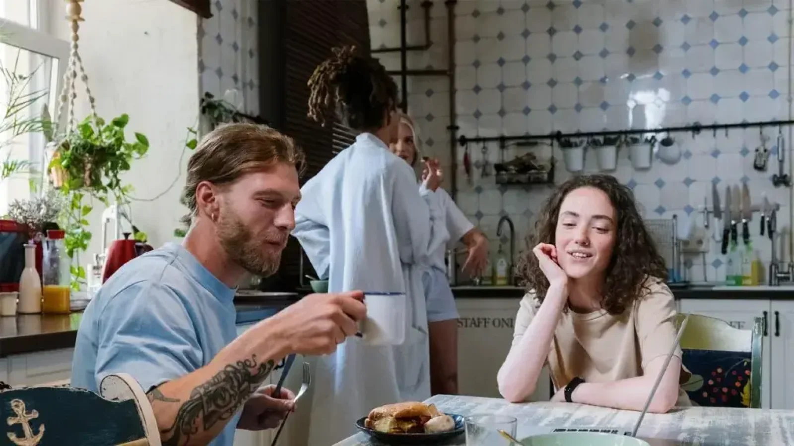 La cohabitation en échange de services : la nouvelle solution face à la crise du logement